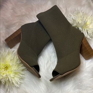 Olive green shoe size 8 ..